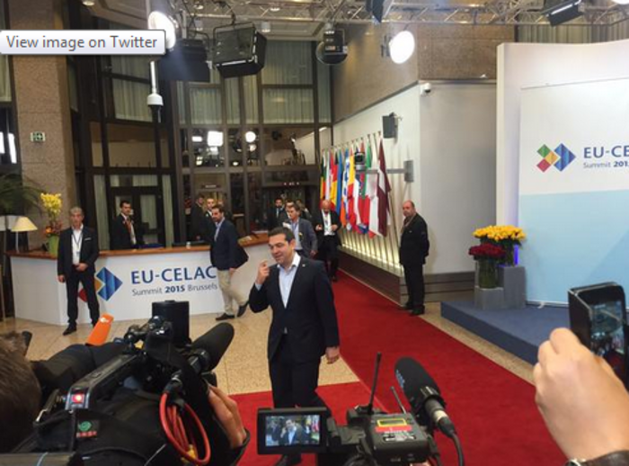 Tο μπαλάκι στον Γιούνκερ για τη γεφύρωση των διαφορών