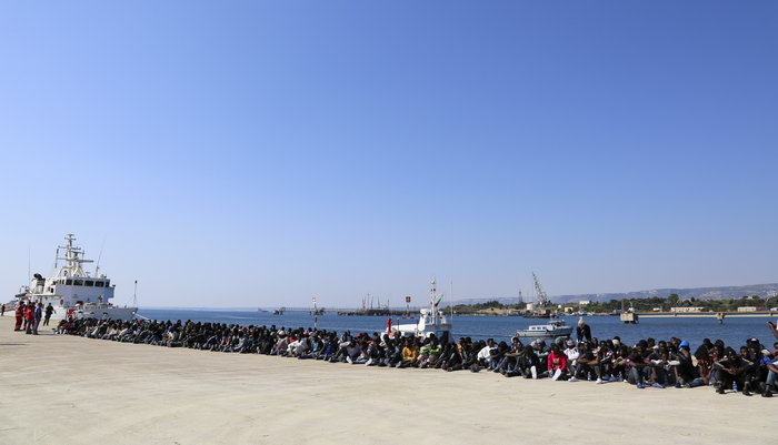 Στο λιμάνι του Πειραιά 2000 μετανάστες από τη Μυτιλήνη