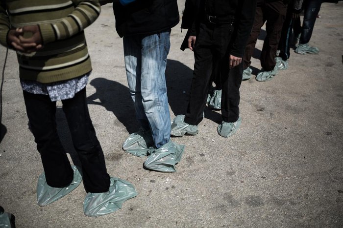 Στο λιμάνι του Πειραιά 2000 μετανάστες από τη Μυτιλήνη - εικόνα 4