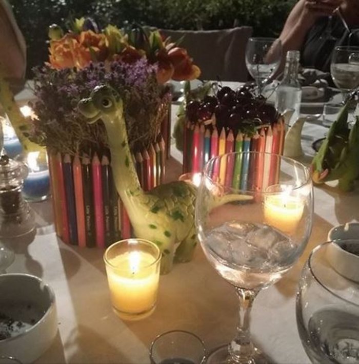 Ο στολισμός του τραπεζιού με τα πράσινα δεινοσαυράκια και τις πολύχρωμες ξυλομπογιές.