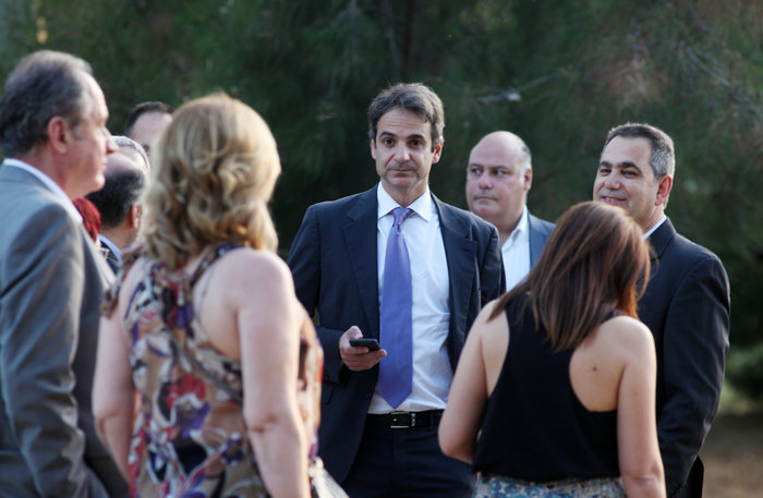 Ο ευτυχής θείος Κυριάκος Μητσοτάκης