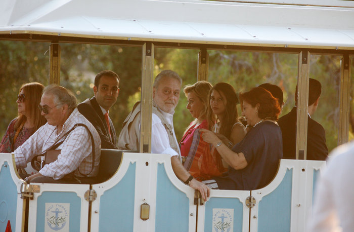 Οι καλεσμένοι πήγαν στην εκκλησία με τρενάκι. Εδώ ο Γρηγόρης Ψαριανός