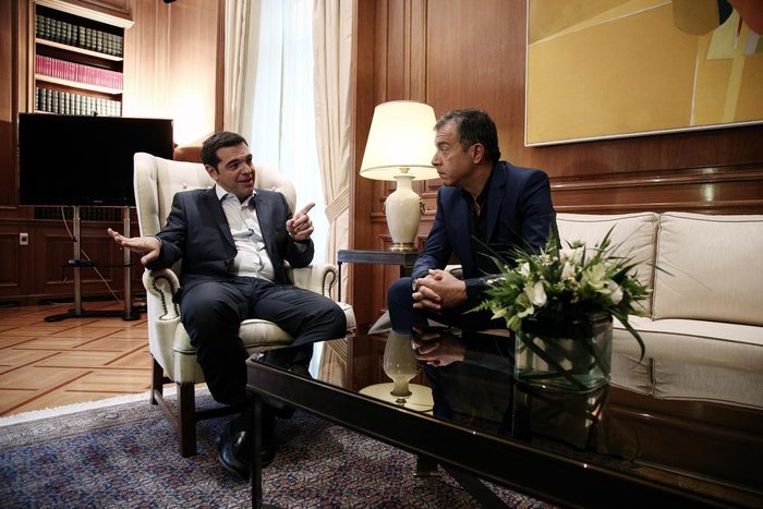 Προσκλήσεις από Τσίπρα σε Θεοδωράκη , Φώφη και Ντόρα
