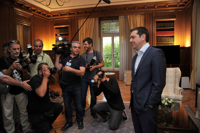Τα παραπολιτικά «καρέ» των συναντήσεων Τσίπρα στο Μαξίμου - εικόνα 5