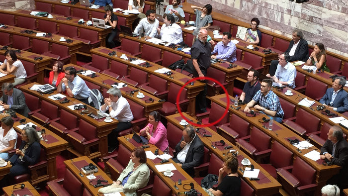 Με τις κάλτσες κυκλοφορούσε στη Βουλή ο Ερίκ Τουσέν! (φωτό)