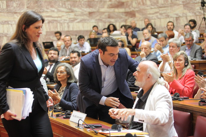 Με τις κάλτσες κυκλοφορούσε στη Βουλή ο Ερίκ Τουσέν! (φωτό) - εικόνα 2