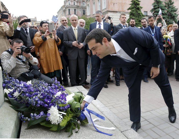 Λουλούδια  στο μνημείο του Ι.Καποδίστρια από τον Τσίπρα στην Αγ.Πετρούπολη