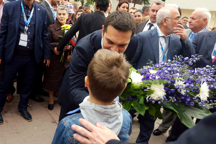 Λουλούδια  στο μνημείο του Ι.Καποδίστρια από τον Τσίπρα στην Αγ.Πετρούπολη - εικόνα 3
