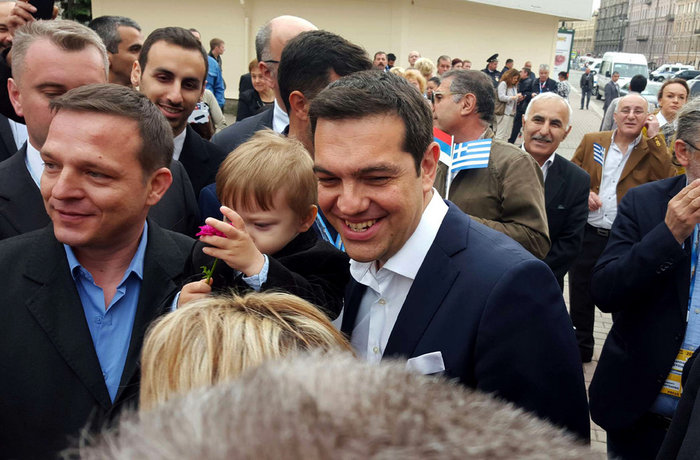 Λουλούδια  στο μνημείο του Ι.Καποδίστρια από τον Τσίπρα στην Αγ.Πετρούπολη - εικόνα 4