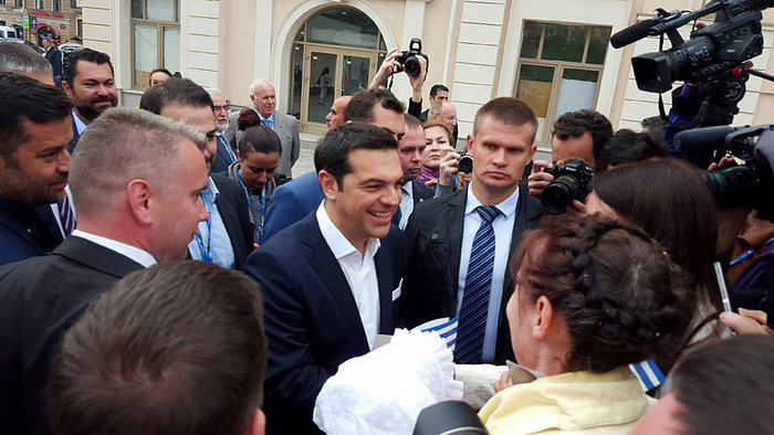 Λουλούδια  στο μνημείο του Ι.Καποδίστρια από τον Τσίπρα στην Αγ.Πετρούπολη - εικόνα 5