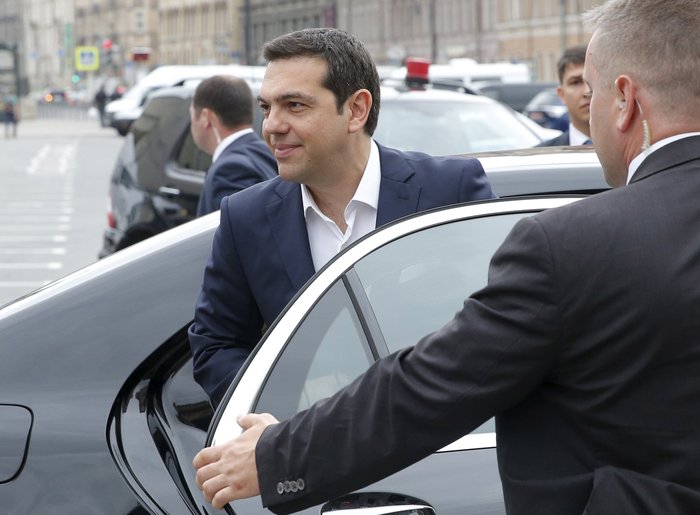 Λουλούδια  στο μνημείο του Ι.Καποδίστρια από τον Τσίπρα στην Αγ.Πετρούπολη - εικόνα 7