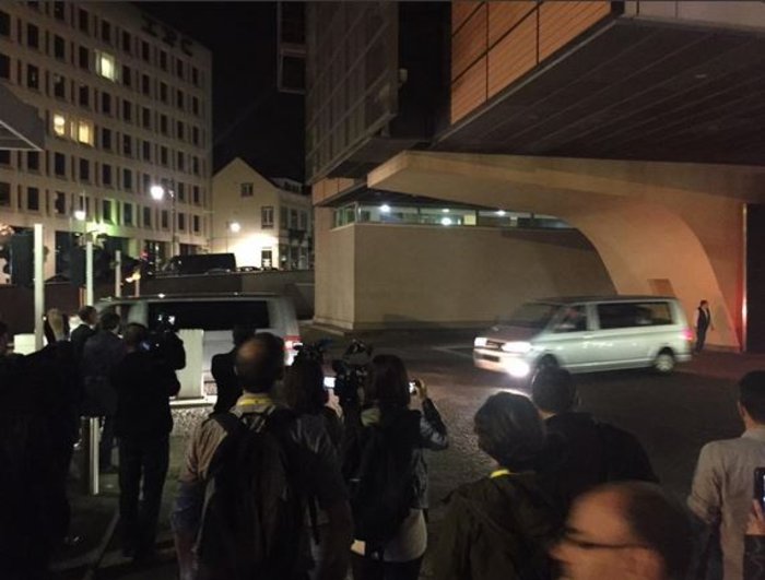 Φωτογραφία του Pablo Rodríguez της ισπανικής εφημερίδας El Mundo με το αυτοκίνητο της ελληνικής αντιπροσωπείας να απομακρύνεται από την έδρα της Κομισιόν