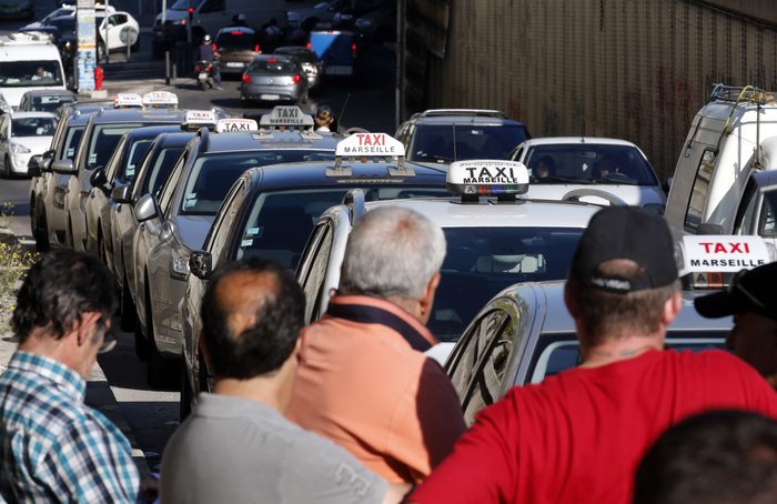 «Κόλαση» στη Γαλλία μεταξύ οδηγών ταξί και Uber - εικόνα 3