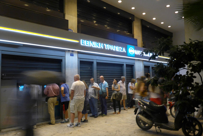 Πανδαιμόνιο σε Τράπεζες και πρατήρια βενζίνης - εικόνα 5