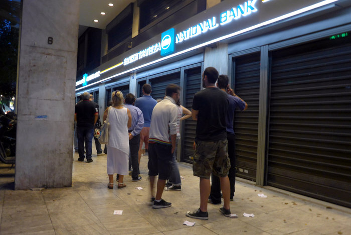 Πανδαιμόνιο σε Τράπεζες και πρατήρια βενζίνης - εικόνα 6