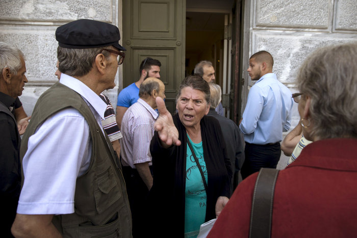 Το δράμα των συνταξιούχων μπροστά στα άδεια ATM - εικόνα 5