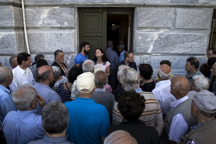 Το δράμα των συνταξιούχων μπροστά στα άδεια ATM - εικόνα 8