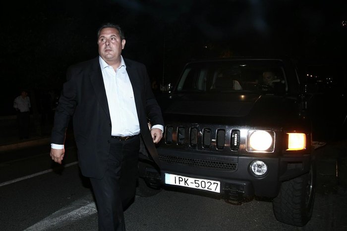Με τζιπ Hummer ο Καμμένος στο Μαξίμου
