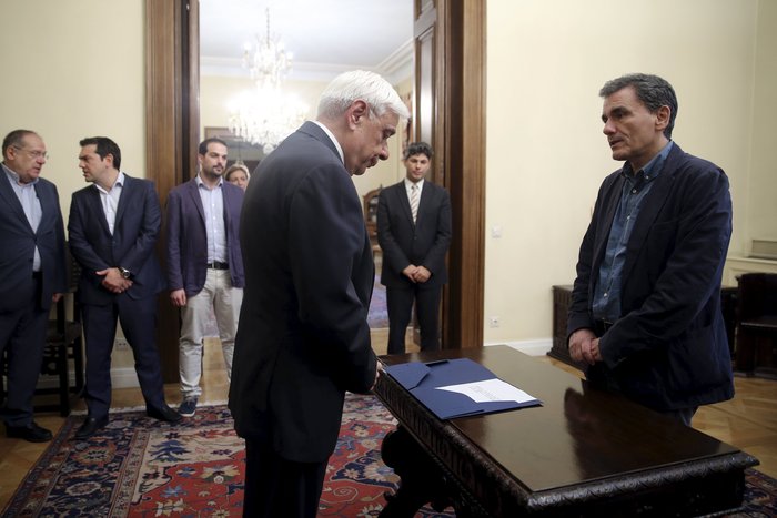 O Βαρουφάκης παραδίδει στον τρακαρισμένο Τσακαλώτο