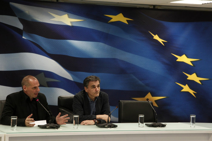 O Βαρουφάκης παραδίδει στον τρακαρισμένο Τσακαλώτο - εικόνα 2