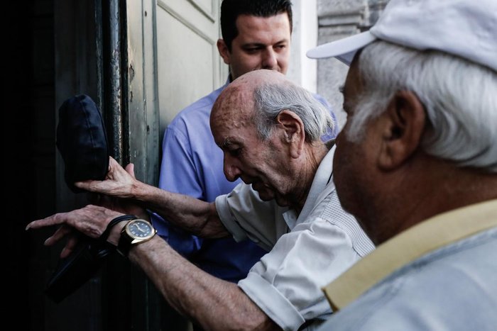 Θλιβερές εικόνες. Ποδοπατούνται για 120 ευρώ - εικόνα 5