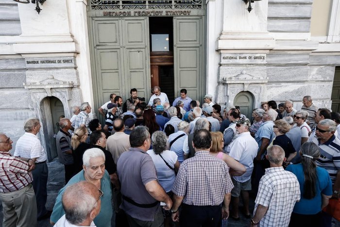 Θλιβερές εικόνες. Ποδοπατούνται για 120 ευρώ