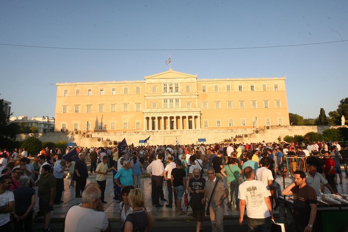 Χιλιάδες πολίτες στο Σύνταγμα για το «Μένουμε Ευρώπη»
