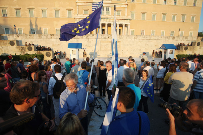 Χιλιάδες πολίτες στο Σύνταγμα για το «Μένουμε Ευρώπη» - εικόνα 2