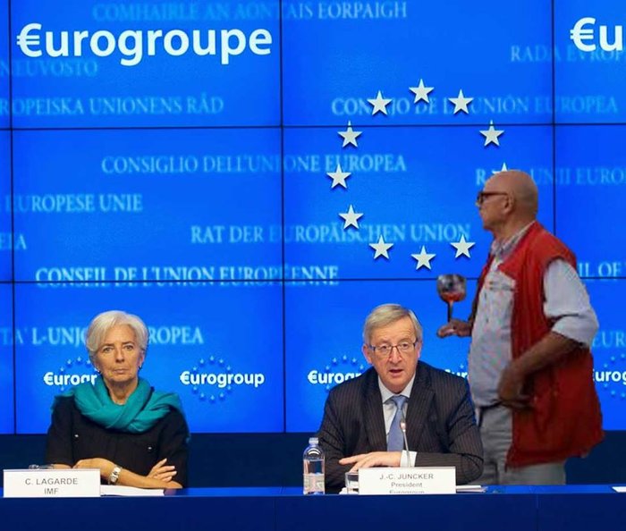 Αυτός είναι ο διαδηλωτής με το... κολονάτο ποτήρι - εικόνα 2