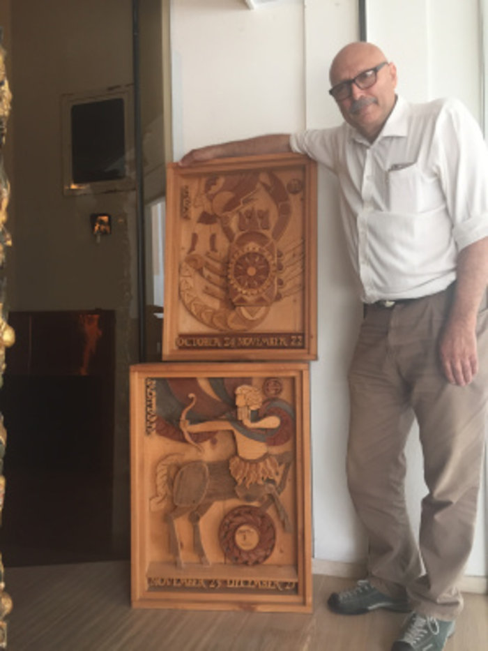 Αυτός είναι ο διαδηλωτής με το... κολονάτο ποτήρι - εικόνα 5