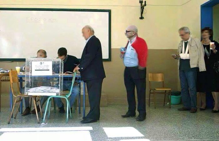 Αυτός είναι ο διαδηλωτής με το... κολονάτο ποτήρι - εικόνα 6