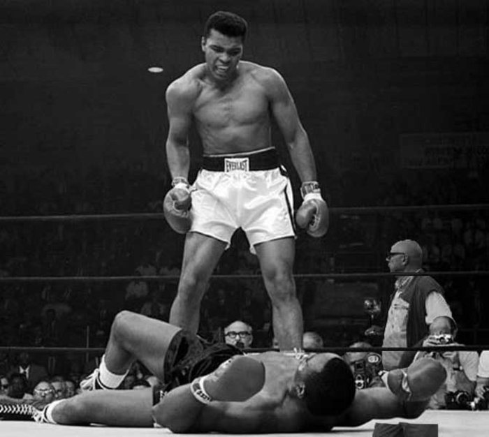 Αυτός είναι ο διαδηλωτής με το... κολονάτο ποτήρι - εικόνα 8