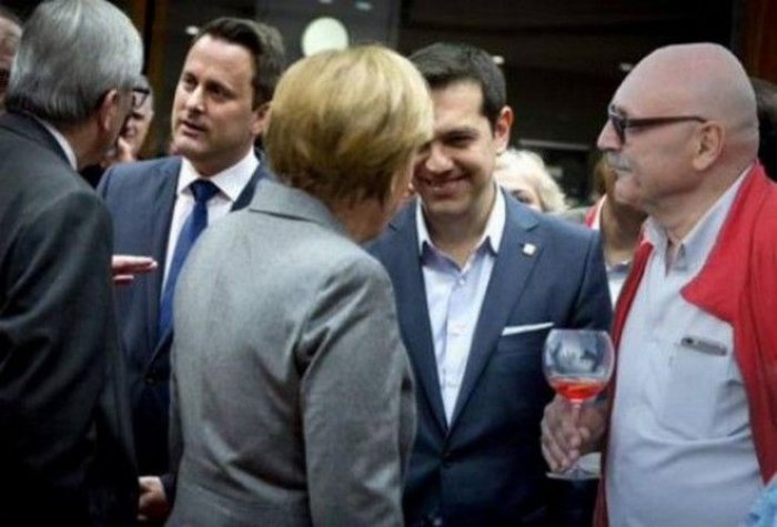 Αυτός είναι ο διαδηλωτής με το... κολονάτο ποτήρι - εικόνα 10