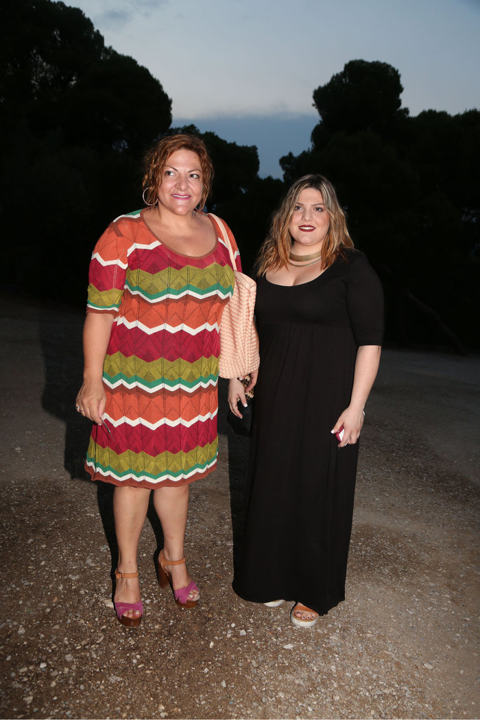 Η πρώτη εμφάνιση της Βίκυς Σταυροπούλου με την κόρη της μετά το πένθος