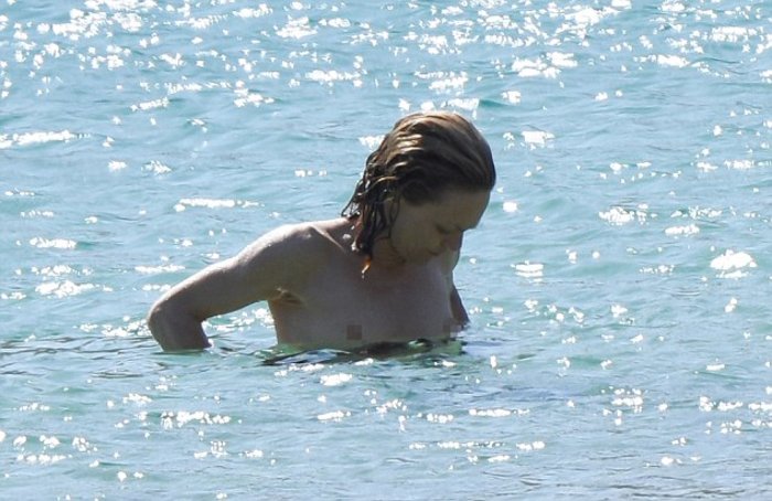 Η Βανέσα Παραντί είναι στην Ελλάδα, τόπλες και πίνει ούζο! - εικόνα 3
