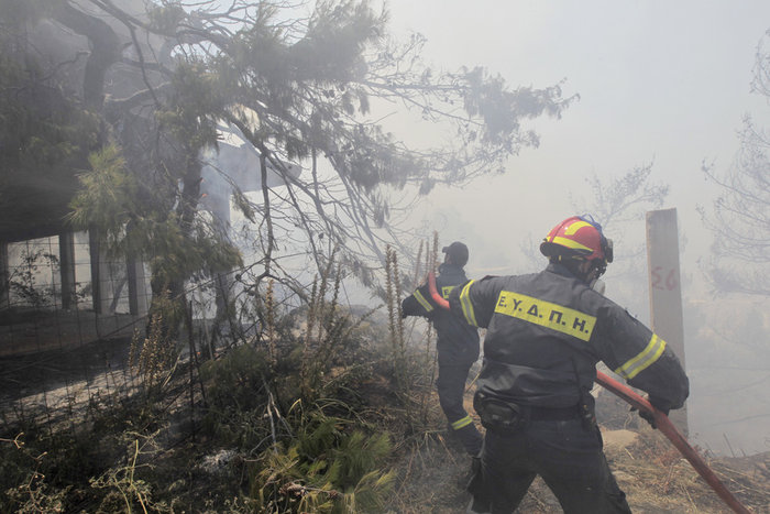 Συνεχίζεται η μάχη με τις φλόγες ενώ πέφτει η νύχτα - εικόνα 10