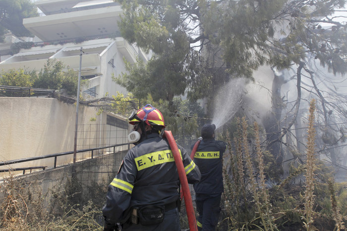 Συνεχίζεται η μάχη με τις φλόγες ενώ πέφτει η νύχτα - εικόνα 14