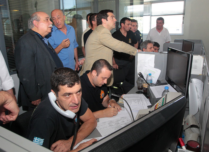 Συνεχίζεται η μάχη με τις φλόγες ενώ πέφτει η νύχτα - εικόνα 17