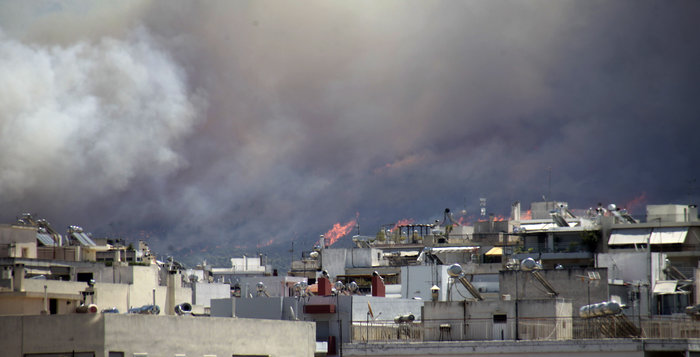 Συνεχίζεται η μάχη με τις φλόγες ενώ πέφτει η νύχτα - εικόνα 6