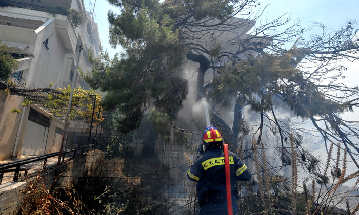 Συνεχίζεται η μάχη με τις φλόγες ενώ πέφτει η νύχτα - εικόνα 9