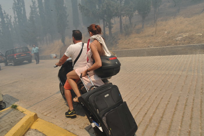 Συνεχίζεται η μάχη με τις φλόγες ενώ πέφτει η νύχτα - εικόνα 2