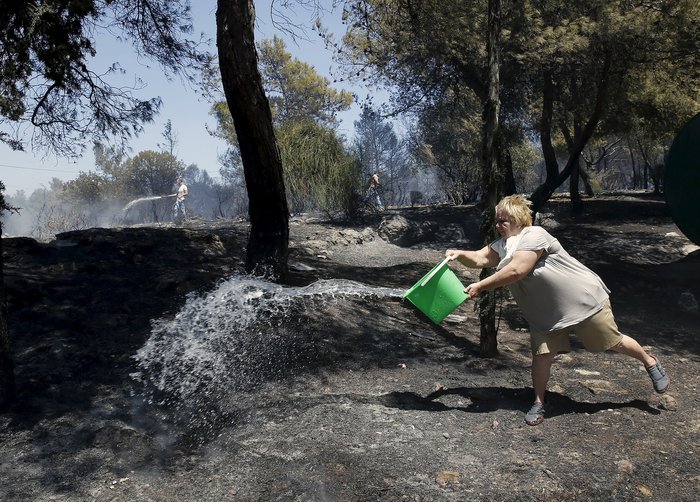 Συνεχίζεται η μάχη με τις φλόγες ενώ πέφτει η νύχτα - εικόνα 3