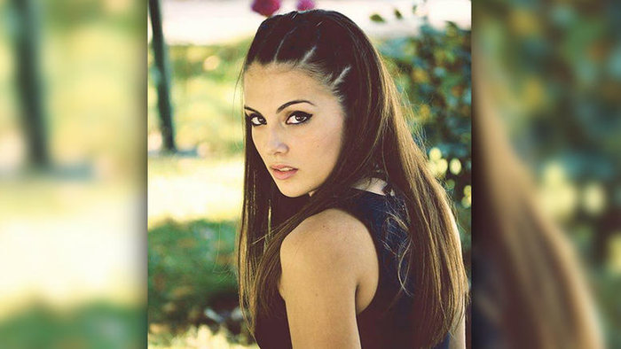 Η 18χρονη Θεοδώρα, κόρη της Μανωλίδου είναι πρωταγωνίστρια σε βιντεοκλίπ!