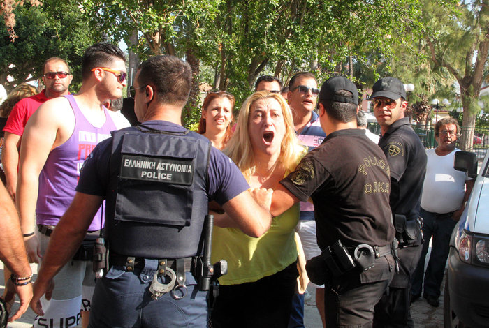 Ναύπλιο: Έβρισαν και προπηλάκισαν τη «μαύρη χήρα» έξω από τα δικαστήρια - εικόνα 2