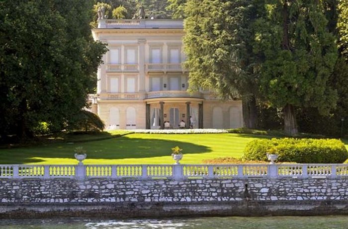 Η Villa Campari Mellerio δίπλα στη λίμνη Ματζόρε, με τα 30 δωμάτια αγοράστηκε από τον Καβαλιέρε το 2008.