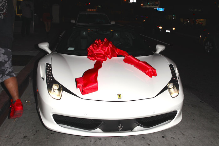 Η Κάιλι Τζενέρ έγινε 18 με Ferrari και ιδιωτικό τζετ! - εικόνα 3