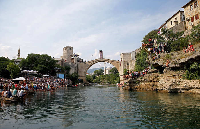 Καταδύσεις που κόβουν την ανάσα από τη γέφυρα του Μόσταρ στη Βοσνία