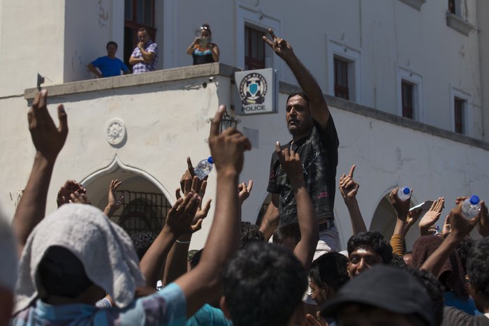 Νέα ένταση με τους μετανάστες έξω από το Α.Τ. της Κω [φωτογραφίες-βίντεο] - εικόνα 3