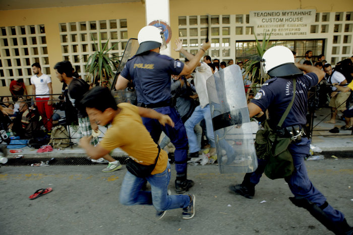 Συνεχίζεται η «ομηρεία» προσφύγων & κατοίκων στη Λέσβο