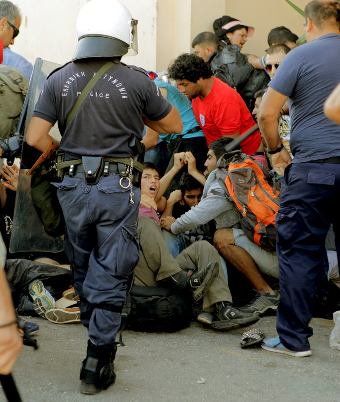 Συνεχίζεται η «ομηρεία» προσφύγων & κατοίκων στη Λέσβο - εικόνα 2